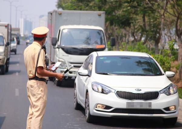 tước quyền sử dụng giấy phép lái xe và tịch thu phương tiện